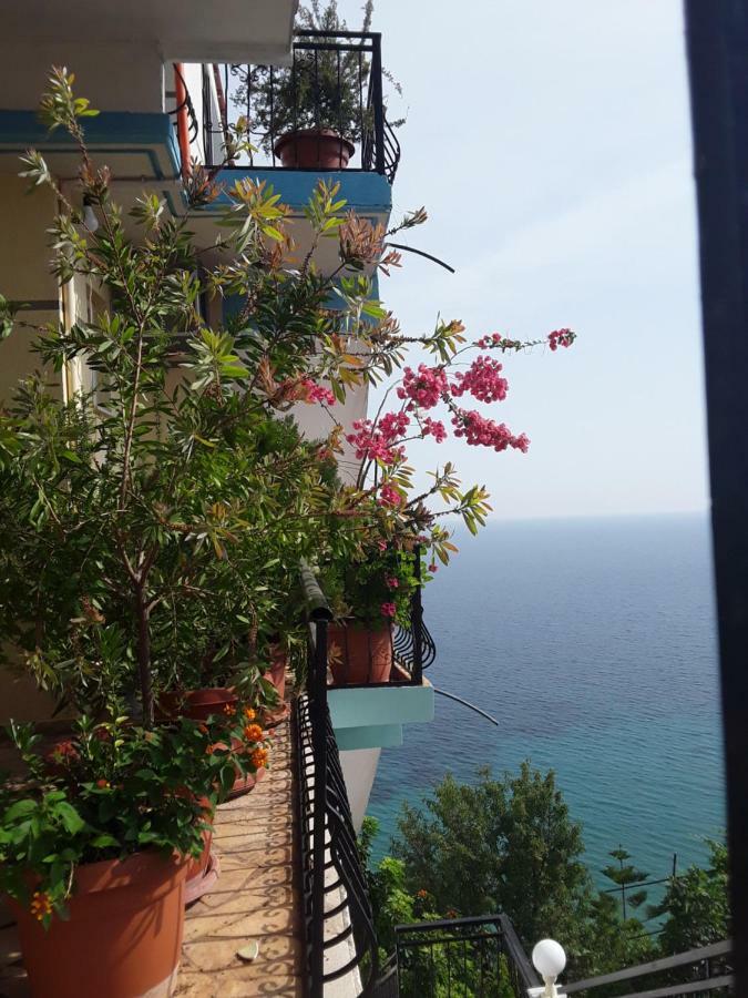 Odhisea Hotel Restaurant Qeparo Exterior foto